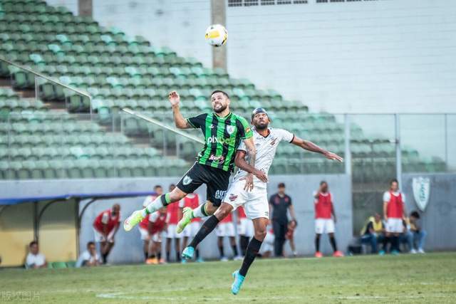 欧冠-大马丁神扑 尤文图斯0-0战平阿斯顿维拉